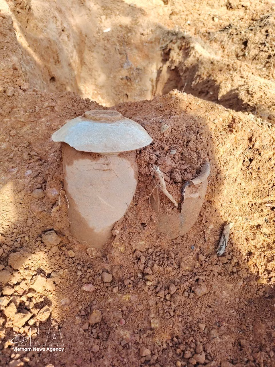 A number of glazed ceramic artefacts, coins and metal objects are unearthed during the excavation. (Photo: Ho Ha/VNA)