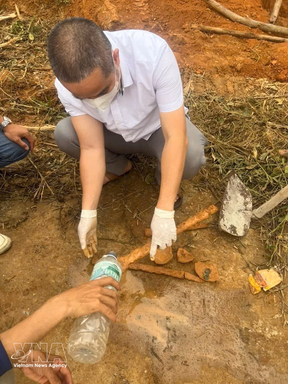 Archaeologists discover two iron swords during the excavation of the brick tomb. (Photo: Ho Ha/VNA)