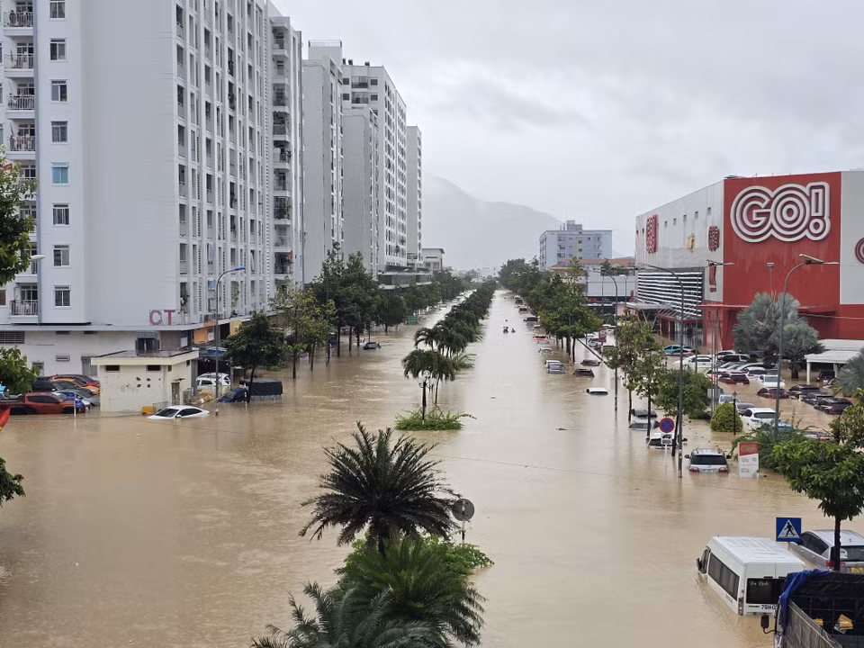 The flooding affects streets and residential areas in Nha Trang, Khanh Hoa, November 11, 2025. (Photo: VNA)