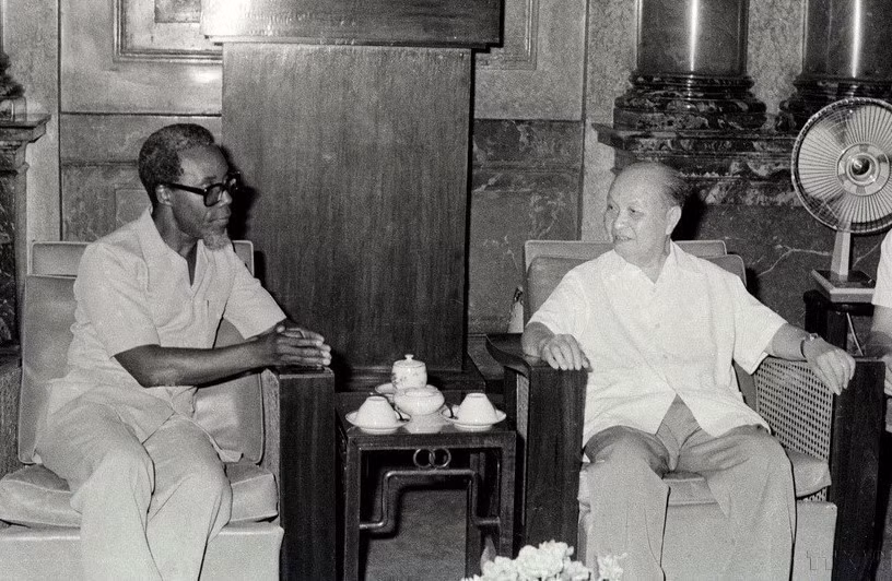 Chairman of the State Council Truong Chinh receives Angola’s Minister of Foreign Trade Ismael Gaspar Martins in Hanoi (June 21, 1984). (Photo: VNA)