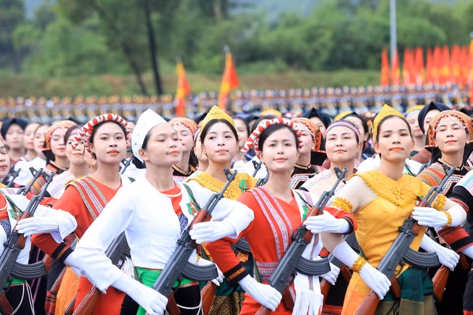 Female officers from ethnic groups in the rehearsal. (Photo: VNA)