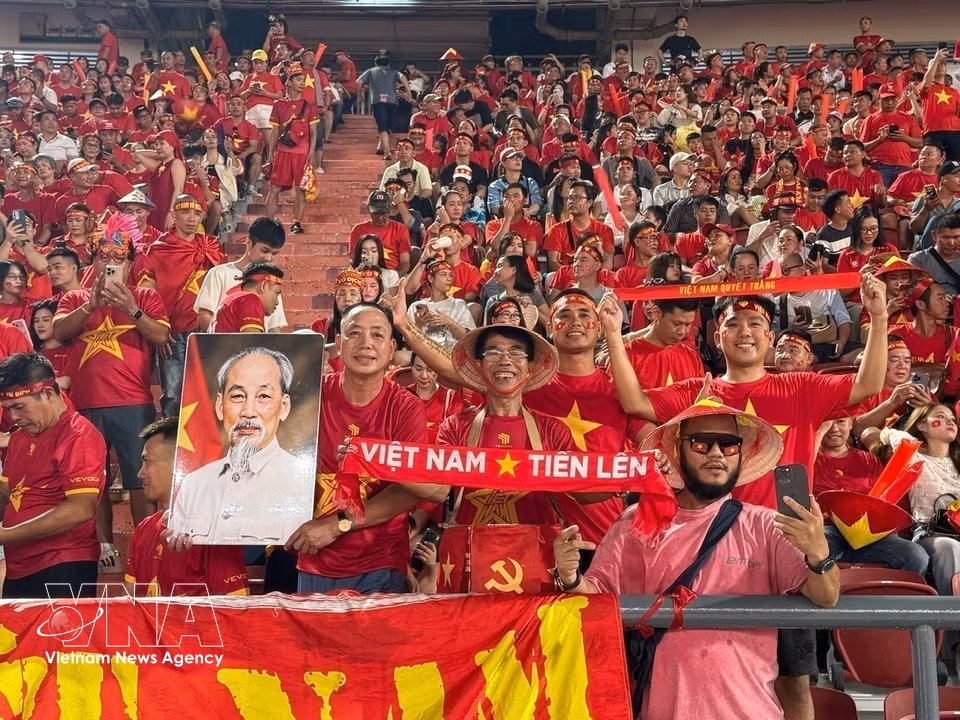 Vietnamese fans cheer for the national team at the stadium. (Photo: Pham Hai/VNA)