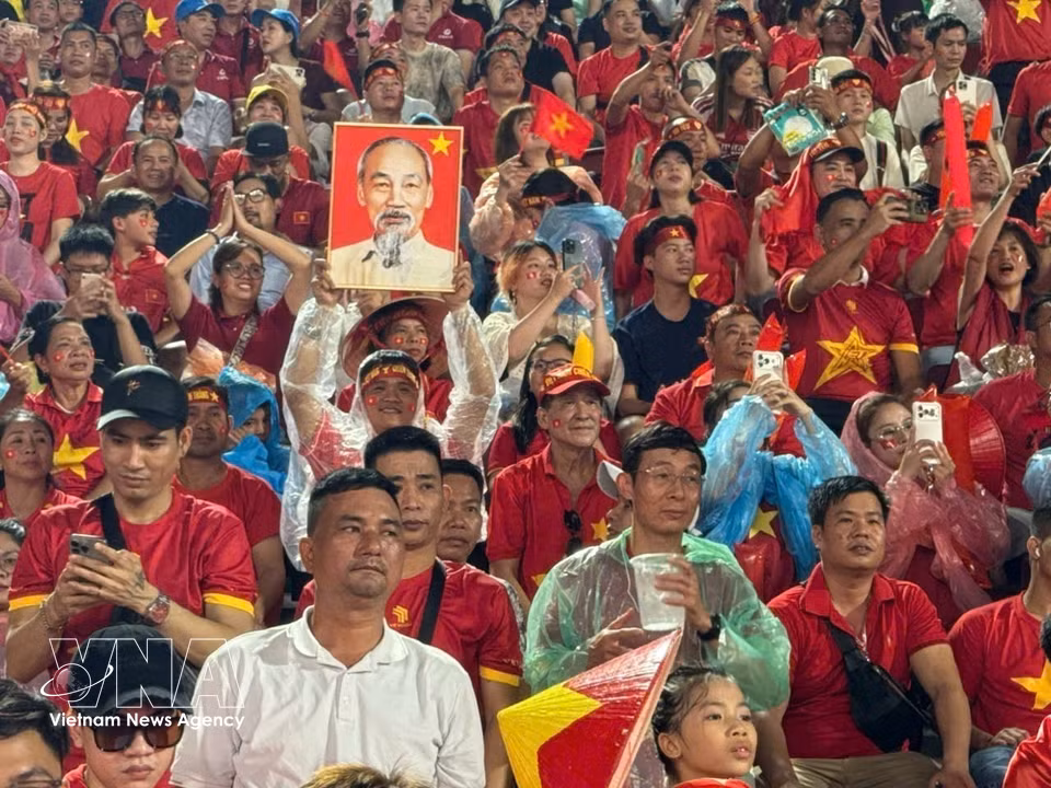 Vietnamese fans cheer for the national team at the stadium. (Photo: Pham Hai/VNA)