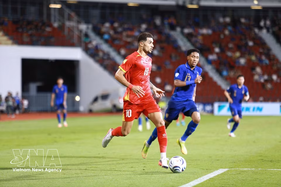 Vietnam’s Hoang Hen (No. 10) battles for possession against a Thai player. (Photo: Pham Hai/VNA)