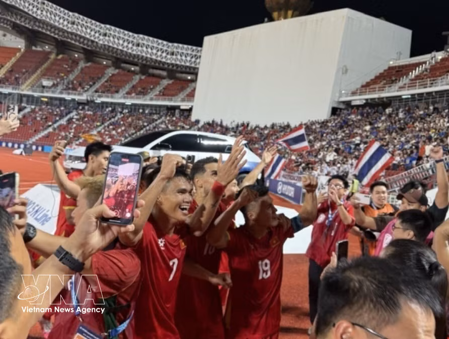 Vietnamese players celebrate after taking a 2-0 lead over Thailand. (Photo: Pham Hai/VNA)