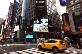 Photos of Vietnam’s Covid-19 combat on Times Square big screen