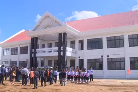 Vietnam helps Laos develop educational facilities