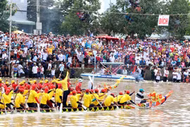 Ngo boat racing in the Mekong Delta kicks off