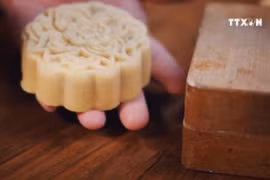 Craft village keeps mooncake mould making alive