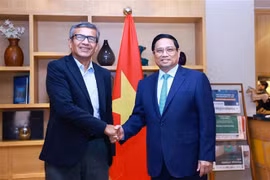 Prime Minister Pham Minh Chinh (R) and Rajesh Kumar Singh, Chairman of the National Industrial Corridor Development Corporation (NICDC) Limited at their meeting New Delhi on July 31 (Photo: VNA)
