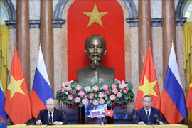 President To Lam (R) and visiting Russian President Vladimir Putin at a meeting with the press in Hanoi on June 20 following their talks on the same day. (Photo: VNA)
