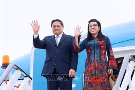 Prime Minister Pham Minh Chinh (L) and his spouse (Photo: VNA)