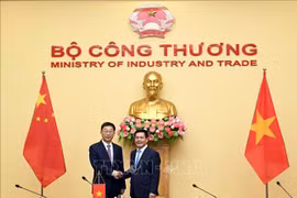 Minister of Industry and Trade Nguyen Hong Dien (R) and Liu Ning, visiting member of the Communist Party of China (CPC) Central Committee and Secretary of the CPC Committee of China’s Guangxi Zhuang Autonomous Region at their talks on August 30 (Photo: VNA)