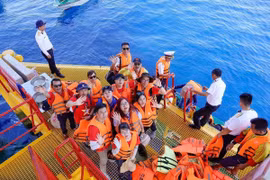 47 overseas Vietnamese people from 22 countries worldwide visiting Truong Sa and the DK1 Platform in 2023. (Photo: VNA) 