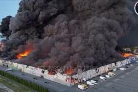 1,400 stalls egulfed in flames at a shopping centre in Warsaw, Poland. (Photo: Wawa Hot News 24/VNA)