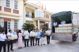 Loading boxes of Soi Ha pomelos for export onto a truck. (Photo: VNA)