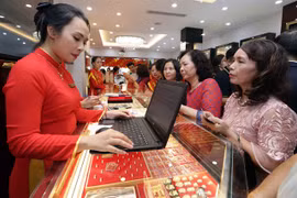 People flock to a gold shop in Hanoi. (Photo: VNA)