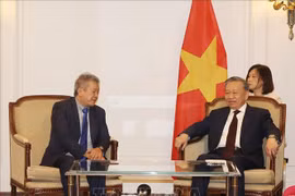 Party General Secretary and State President To Lam (R) and Nguyen Hai Nam, Chairman of the France-Vietnam Friendship Association (AAFV), at their meeting in Paris on October 7. (Photo: VNA)