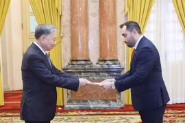 President To Lam (L) and Nicaraguan Ambassador Mario Jose Armengol Campos at the event in Hanoi on June 21. (Photo: VNA)
