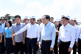 Chairman of the National Assembly Tran Thanh Man (front row, 2nd from right) listens to a report on Phase 1 of the Long Thanh International Airport project. (Photo: daibieunhandan.vn)