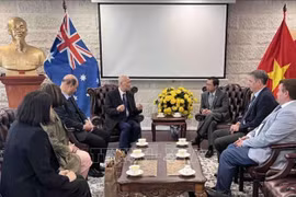 At the meeting between Vietnamese Ambassador to Australia Pham Hung Tam (R) and a delegation from the Australia Vietnam Business Council. (Photo: VNA)