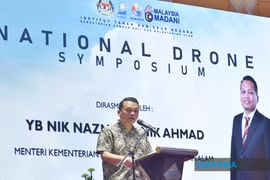 Malaysian Minister of Natural Resources and Environmental Sustainability Nik Nazmi Nik Ahmad speaks at the symposium. (Photo: Bernama)