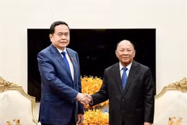 National Assembly (NA) Chairman Tran Thanh Man (L) meets with former Cambodian NA President Samdech Heng Samrin in Phnom Penh on November 23. (Photo: VNA)