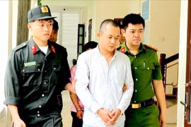 Nguyen Tinh (central), one of the four suspect, is arrested (Photo: Thanh Hoa Police) 