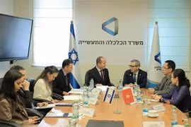 At the meeting between Vietnamese Ambassador to Israel Ly Duc Trung and Israeli Minister of Economy and Industry Nir Barkaton November 11. (Photo: VNA) 
