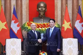 State President Luong Cuong (R) and visiting Cambodian King Preah Bat Samdech Preah Boromneath Norodom Sihamoni in Hanoi on November 28. (Photo: VNA)
