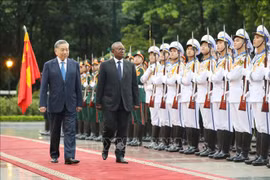 Party General Secretary and State President To Lam (l) and Guinea-Bissau President Umaro Sissoco Embaló review the guard of honour of the Vietnam People's Army at the welcome ceremony held for the latter in Hanoi on September 6. (Photo: VNA)