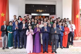 General Secretary of the Communist Party of Vietnam Central Committee To Lam (first row, second from right) and his spouse (first row, second from left) in a group photo with the embassy's staff and representatives of the Vietnamese community in Malaysia at the meeting. (Photo: VNA) 