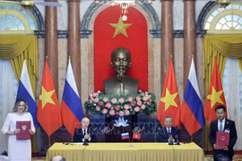 Vietnamese President To Lam (sitting, right) and Russian President Vladimir Putin witness the exchange of signed bilateral agreements between the two nations. (Photo: VNA)