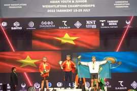 Vietnamese weightlifter breaks three youth world records