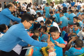 Scholarships presented to people with disabilities in HCM City