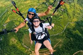 100 pilots join Khau Pha paragliding festival in Yen Bai 