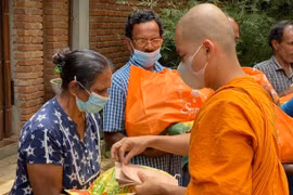 VBS hands over cash assistance to Sri Lanka people 