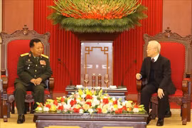 Vietnamese leaders receive Lao Deputy PM, Defence Minister
