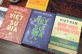 Well-known historian, publisher sign copyright agreement