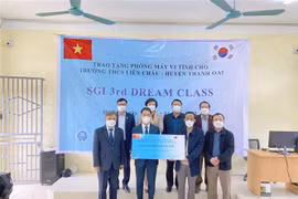 RoK organisation presents computer lab to Hanoi students
