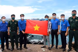 National flags presented to fishermen in Binh Thuan