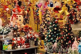 Christmas décor, gift market vibrant in Hanoi