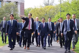 PM attends dialogue on development orientations with Harvard school professors