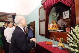 Party chief offers incense to late President Ho Chi Minh 