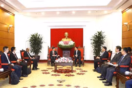 Vietnamese Party official meets with Singaporean Deputy PM