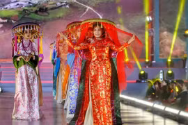 Fashion show features Vietnamese “ao dai”, Thai silk