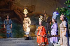 Cai luong play on national heroines celebrates National Reunification Day