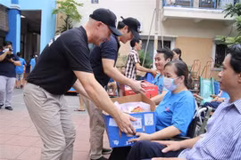 New Zealand exporters present fruits to unlucky Vietnamese children, women
