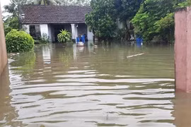 Floods, landslides isolate thousands of residents in central, Central Highlands regions