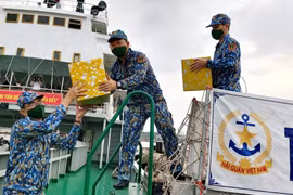 Delegations sent to offer Tet greetings to soldiers at DK1 platforms